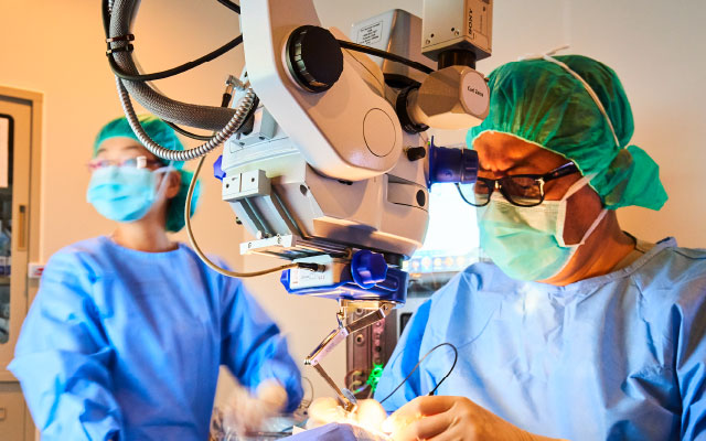 網膜硝子体手術3次元映像システムを導入した手術風景